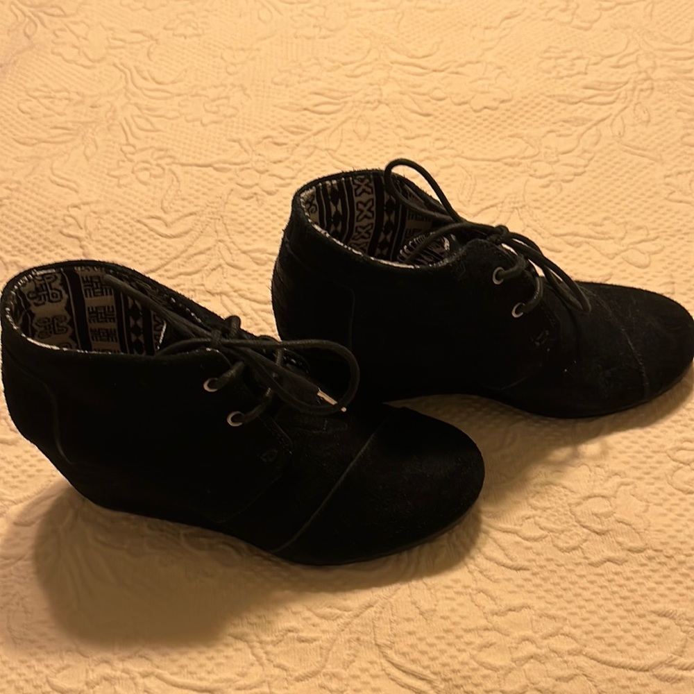 Tom’s brand. Suede wedges, black.